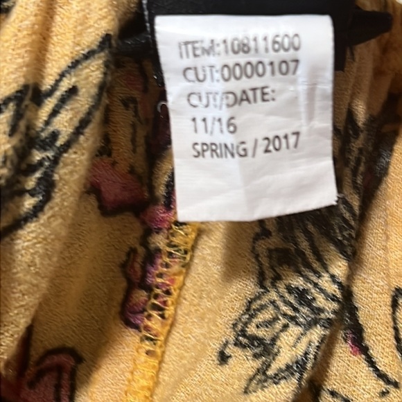 Torrid CREPE EMBROIDERED RUFFLE OFF-SHOULDER TOP 1X - Picture 5 of 5